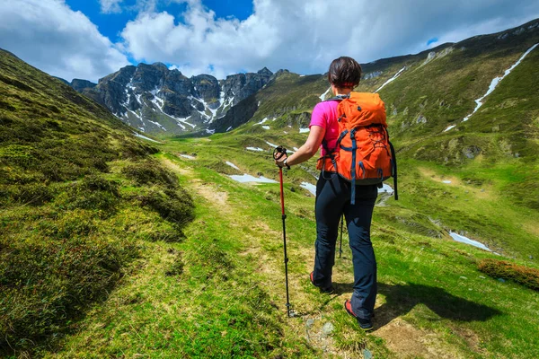山のハイキングのバックパックでスポーティなハイカー女性トレイル ブチェジ山脈 カルパティア山脈 ルーマニア ヨーロッパ — ストック写真