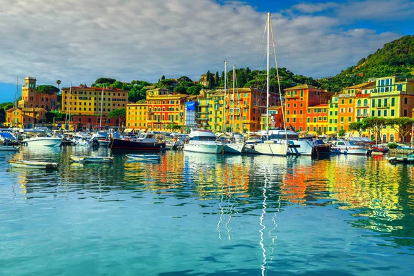 豪華なボート ヨットやカラフルな建物 サンタ マルゲリータ リグレ リグーリア州 イタリア ヨーロッパの美しい地中海都市の景観 — ストック写真