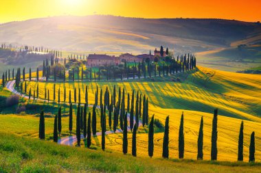 Ünlü popüler gezi ve fotoğraf yerleştirin. Görkemli renkli günbatımı ve tarım alanı ile tipik Tuscany taş evler Siena turistik şehir, yakınlarındaki tepe üzerinde İtalya, Europe