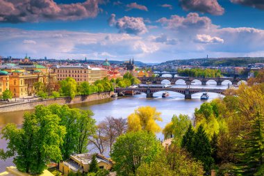 En çok ziyaret edilen gezi yerden takdire şayan Avrupa turistik şehir manzaralı. Muhteşem bahar panorama Vltava Nehri ve ünlü Charles Köprüsü, Prague, Çek Cumhuriyeti, Europe