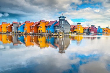 Harika turistik Hollandalı şehir, su, Groningen, Hollanda, Avrupa konusunda geleneksel renkli modern evleri ile ünlü Reitdiephaven sokak