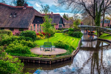 Ünlü çok romantik seyahat hedef. En iyi geleneksel Hollanda evleri ve süs bahçeleri, Giethoorn, Hollanda, Europe ile turistik Avrupa köyü ziyaret