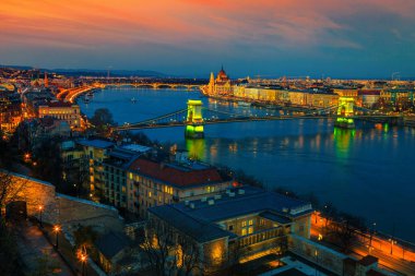 En iyi Avrupa turistik seyahat hedef. Harika cityscape panorama ünlü zincir köprü ve Parlamento Binası batımında renkli, Budapeşte, Macaristan, Europe
