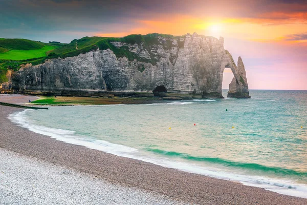 유명한 해안선 파도와 환상적인 노르망디 프랑스 — 스톡 사진