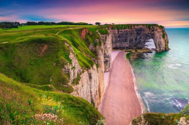 Ünlü gezi ve fotoğraf hedef, doğal kayalıklarla, Aval Etretat ve görkemli muhteşem sahil şeridi, Normandy, Fransa, Avrupa