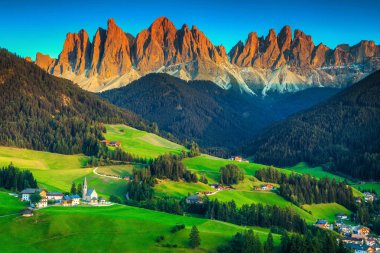 Takdire şayan doğa ve fotoğraf yerleştirin. Fantastik seyahat ve hiking hedef yüksek dağlar ve yeşil alanları, Santa Maddalena Köyü, Funes Vadisi, Dolomites, İtalya, Avrupa ile