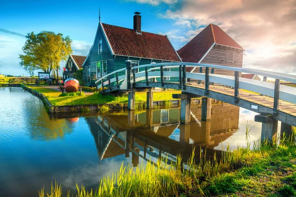 Mooie Reisbestemming Spectaculaire Toeristisch Dorp Met Houten Brug Water Kanaal — Stockfoto