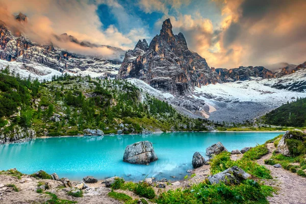Harika yürüyüş, Fotoğrafçılık ve rekreasyon yerleştirin. Gün batımında, Dolomites, İtalya, Europe yüksek karlı dağlarla ünlü göl Sorapis