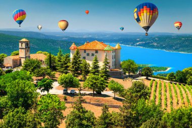 Muhteşem Aiguines Kalesi ve muhteşem bağ. Renkli sıcak hava balonları, Verdon gorge yakınındaki Provence, Fransa, Avrupa ile şaşırtıcı turkuaz St Croix Gölü