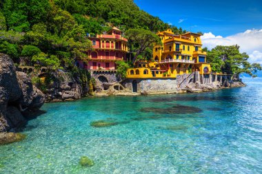 Güzel yaz tatil beldesi, renkli lüks sahil villa ve temiz turkuaz ile çarpıcı plaj su, Portofino, Liguria, İtalya, Europe