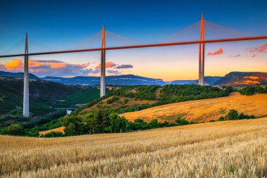 Şaşırtıcı mimari ve turistik yer. Gün batımı, Aveyron bölge, Fransa, Europe, Millau ve tahıl alanlarının takdire şayan viyadük