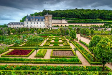 Mükemmel gezi hedef, muhteşem Ünlü Villandry Kalesi, renkli süs Bahçe çiçek ve sebze, Loire valley, Fransa, Avrupa ile