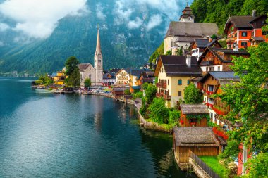 Güzel dağ turistik hedef. En iyi dağ köyünü muhteşem göl ve puslu dağlar, çarpıcı Hallstatt, Salzkammergut bölge, Avusturya, Europe