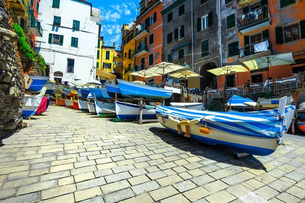 息をのむリオマッジョーレ観光村と旅行目的地です 木造漁船 チンクエ テッレ リグーリア州 イタリア ヨーロッパ伝統のカラフルな建物と見事なストリート ビュー — ストック写真