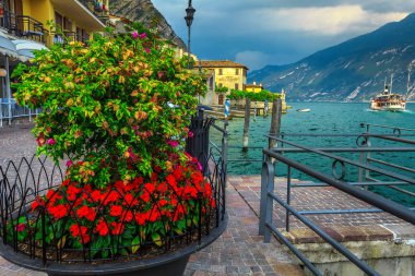 Güzel döşeli Patika ve liman rengârenk çiçeklerle Akdeniz, Limone sul dekore edilmiş Garda, Lombardiya, İtalya, Avrupa