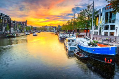 Takdire şayan seyahat ve Turizm hedef, geleneksel Hollanda evleri ile muhteşem cityscape. Yüzen günbatımı, Amsterdam, Hollanda, Avrupa ile su kanalı