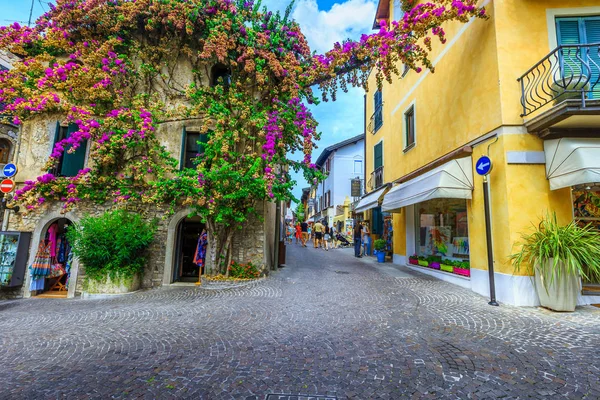 Sirmione Itálie Srpna 2017 Úžasné Barevné Fialová Bugenvilea Květiny Kolem — Stock fotografie