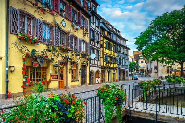梦幻般的旅游目的地 惊人的丰富多彩的传统法国房屋和装饰街道与美丽的鲜花 科尔马 — 图库照片
