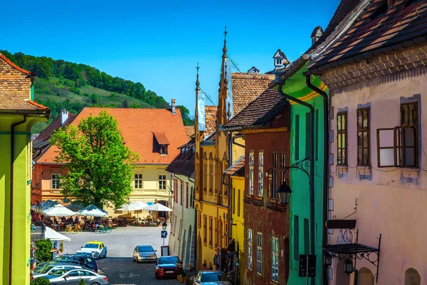 화려한 Sxon 화려한 거리입니다 기념품이 레스토랑 Sighisoara Transylvania 루마니아 유럽에 — 스톡 사진