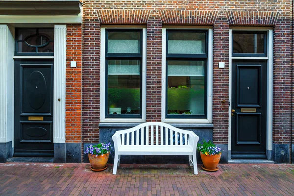 Schöner Eingang Und Backsteinhaus Dekoriert Mit Bunten Blumen Amsterdam Niederland — Stockfoto