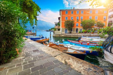 Muhteşem yaz manzara, ahşap balıkçı tekneleri ve renkli Akdeniz binalarda muhteşem harbor, Limone sul Garda turist resort, lake Garda, Lombardy bölgesi, İtalya, Avrupa