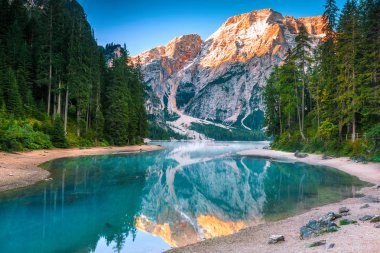 Ünlü yürüyüş, seyahat ve phtography koyun. Sisli dağ Gölü ve güzel karlı dağlar, gündoğumu, göl Braies, Dolomites, İtalya, Avrupa şirin ahşap tekneler