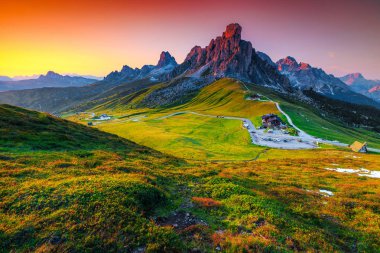 Güzel günbatımı manzara ve fantastik seyahat hedef. Alp pass ve dolambaçlı yol, Passo Giau ile ünlü Ra Gusela, arka plan, Dolomites, İtalya'da, Europe Nuvolau doruklarına