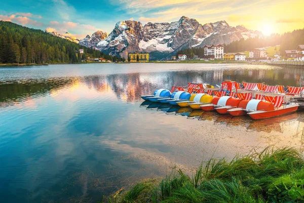 Zapierające Dech Piersiach Zachód Słońca Słynnego Alpejskiego Jeziora Misurina Grupy — Zdjęcie stockowe