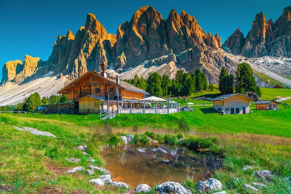 Bellissimo Paesaggio Alpino Primaverile Chalet Montagna Laghetto Con Alte Montagne — Foto Stock