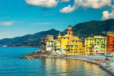 Yaz şaşırtıcı plaj tatil ve seyahat hedef. Akdeniz sahil şeridine renkli binalar ve Cenova, Camogli, Liguria, İtalya, Europe yakınındaki beach resort