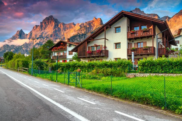 Gyönyörű Alpesi Falu Naplemente Csodálatra Méltó Utca Hagyományos Alpesi Házak — Stock Fotó