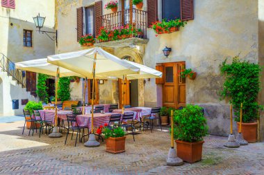 Sokak kafe masa ve sandalyeler Toskana, Pienza, İtalya