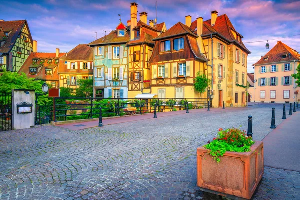 Rua pavimentada e fachadas medievais de meia madeira em Colmar, França — Fotografia de Stock