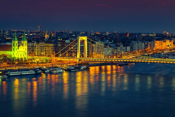 Beau pont Elisabeth et paysage urbain Pest le soir, Budapest, Hongrie — Photo