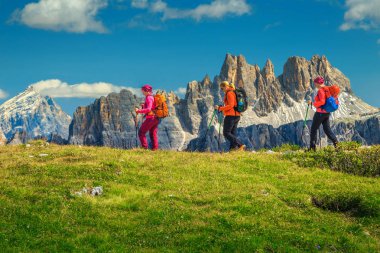 Mutlu kadın yürüyüşçü dağlar, Dolomites, İtalya'da yürüyüş sırt çantaları ile