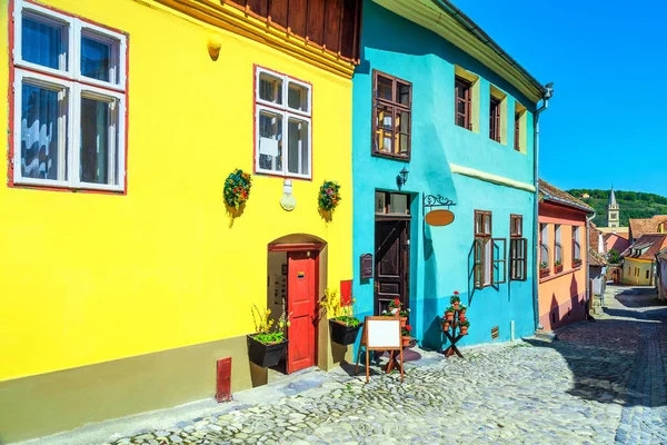 Middeleeuwse saxon street met kleurrijke gebouwen in Sighisoara, Transsylvanië, Roemenië — Stockfoto