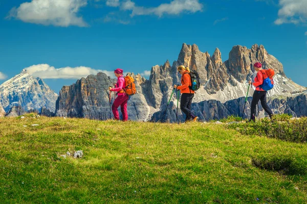Mutlu kadın yürüyüşçü dağlar, Dolomites, İtalya'da yürüyüş sırt çantaları ile
