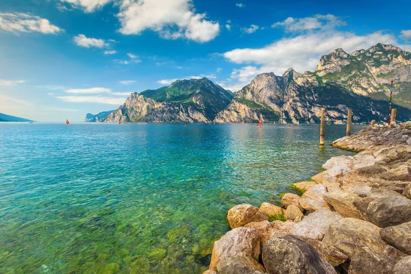 Lago de Garda con surfistas y altas montañas en el fondo, Italia — Foto de Stock