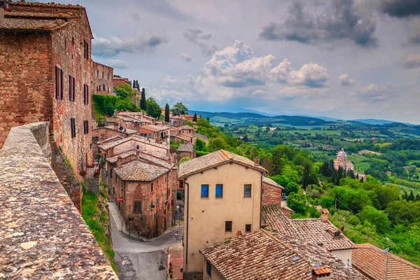 Fantastische zomer Tuscany landschap en middeleeuwse stadsgezicht, Montepulciano, Italië, Europa — Stockfoto