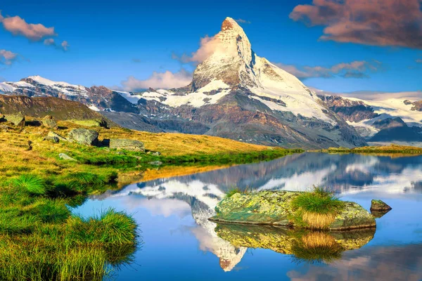 Vista de la mañana con el pico Matterhorn y el lago Stellisee, Valais, Suiza — Foto de Stock