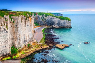 Çarpıcı kayalık sahil şeridine La Manche kanalı, Normandiya, Etretat, Fransa 