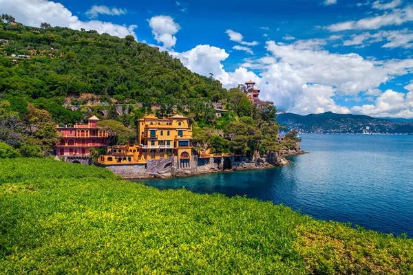 Luxushäuser und wunderschöne Lagune in der Nähe des Portofino Resorts, Italien — Stockfoto