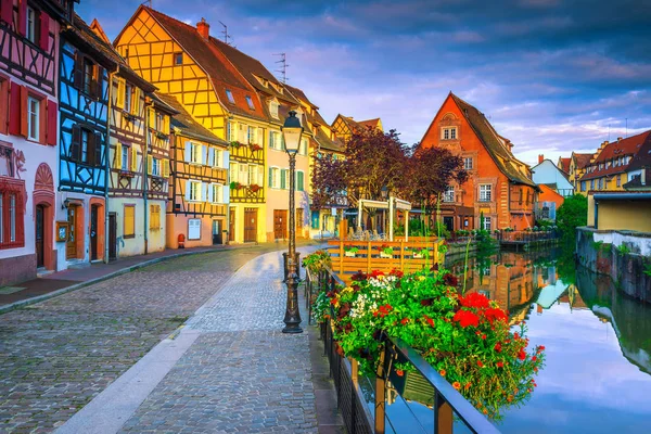 Fachadas coloridas medievais refletindo na água pela manhã, Colmar, França — Fotografia de Stock
