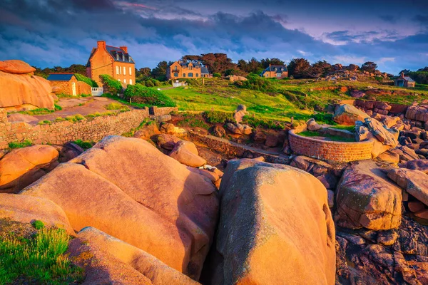 Villas balnéaires avec falaises de granit en Bretagne, France — Photo