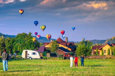 Köyün Transilvanya, Romanya uçan renkli sıcak hava balonları