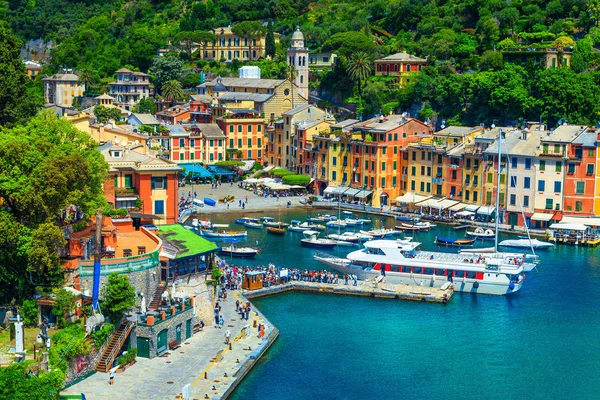 Pueblo mediterráneo de Portofino con turistas en el puerto, Liguria, Italia —  Fotos de Stock