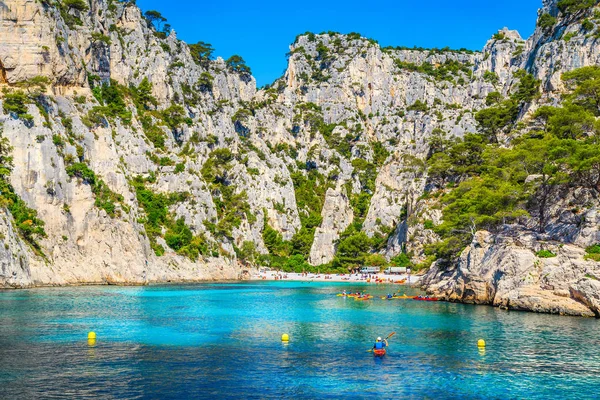 Kayakers desportivos exercitando-se na baía de Calanques National Park — Fotografia de Stock