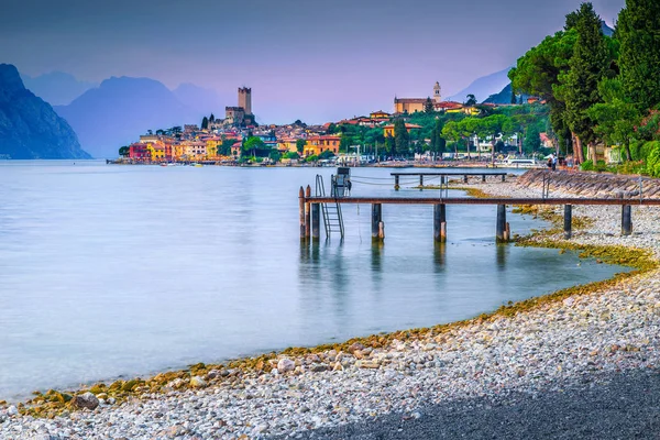 Malcesine località turistica estiva al tramonto colorato, Lago di Garda, Italia — Foto Stock