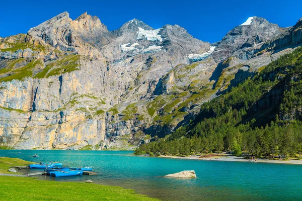 Fantastische alpine meer met hoge bergen en gletsjers, Oeschinensee, Zwitserland — Stockfoto