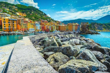 Liman ve yatlar ile Akdeniz şehir manzarası, Camogli Resort, Liguria, Italya